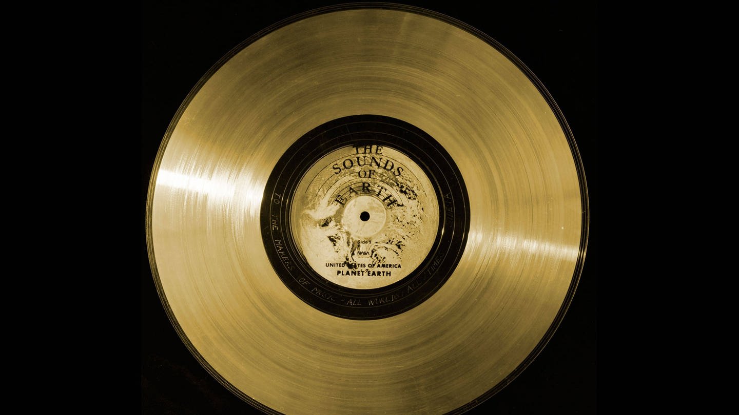Die Voyager Golden Records sind Schallplatten, die an Bord beider im Jahr 1977 gestarteten Voyager-Raumschiffe enthalten waren. Sie enthalten Klänge und Bilder, die ausgewählt wurden, um die Vielfalt des Lebens und der Kultur auf der Erde darzustellen, und sind für jede intelligente außerirdische Lebensform oder für zukünftige Menschen bestimmt. (Foto: IMAGO, IMAGO / ZUMA Wire)