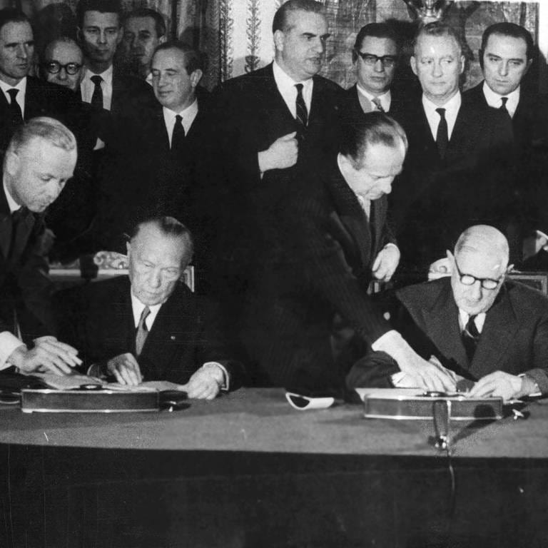 Staatspräsident Charles de Gaulle und Bundskanzler Konrad Adenauer unterzeichnen am 22. Januar 1963 im Salle de Murat des Élysée-Palasts den Élysée-Vertrag (Foto: IMAGO, IMAGO / ZUMA/Keystone)