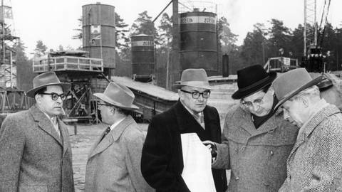 Mitglieder des Atom-Ausschusses des Bundestags besichtigen am 17. Januar 1958 das Karlsruher Reaktorgelände bei Leopoldshafen. Rechts Baudirektor Sommer, daneben (mit dunklem Hut) der Vorsitzende des Ausschusses, Dr. Thomas Dehler (FDP) (Foto: picture-alliance / Reportdienste, picture-alliance/ dpa | Duerkop)