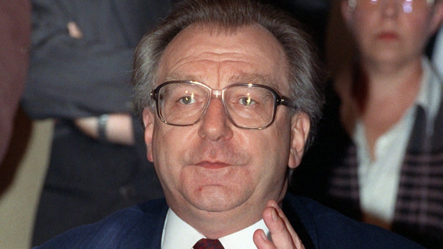 Pressekonferenz in Stuttgar: Der baden-württembergische Ministerpräsident Lothar Späth (CDU) trat am 13.1.1991 zurück. Er legte sein Amt mit sofortiger Wirkung nieder. Späth zog damit die Konsequenzen aus der sogenannten 