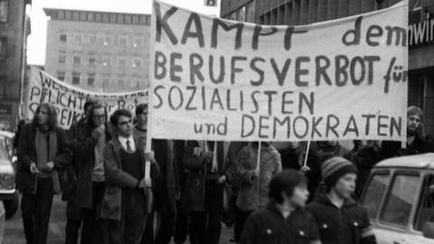 Gegen den Radikalenerlass und für die Aufhebung des KPD-Verbots demonstrierten am 3. Februar 1972 in Bochum Betroffene, Studenten und Schüler (Foto: imago images, IMAGO / Klaus Rose)