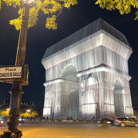 Der nach einem Konzept des Künstlerpaares Christo und Jeanne-Claude verhüllte Triumphbogen in Paris (Foto: picture-alliance / Reportdienste, picture alliance / Dorit Kerlekin/Snowfield Photogr | Dorit Kerlekin)