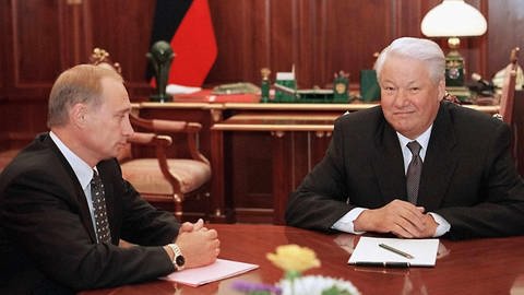 Der russische Präsident Boris Jelzin (rechts) und der von ihm vorgeschlagene Ministerpräsident Wladimir Putin am 10. August 1999 im Moskauer Kreml (Foto: dpa Bildfunk, picture-alliance / dpa | Stf)