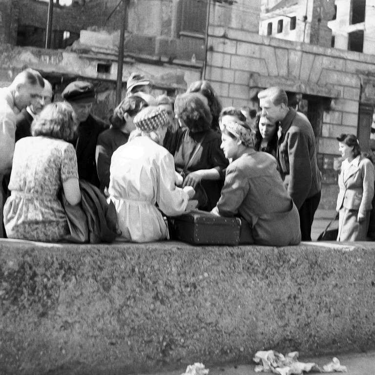 Schwarzmarkt 1946 in Leipzig (Foto: IMAGO, IMAGO / imagebroker)