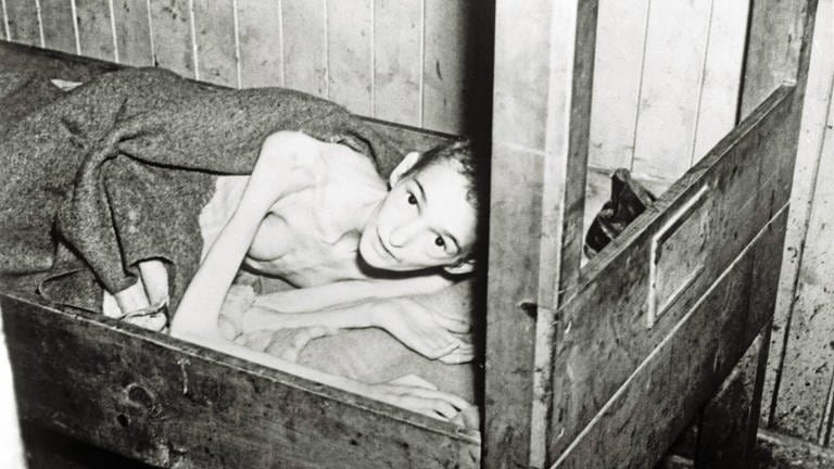 Ein an Typhus erkrankter Überlebender des KZ Bergen-Belsen nach der Befreiung des Konzentrationslagers am 15. April 1945 durch britische Truppen (Foto: IMAGO, imago/Reinhard Schultz)