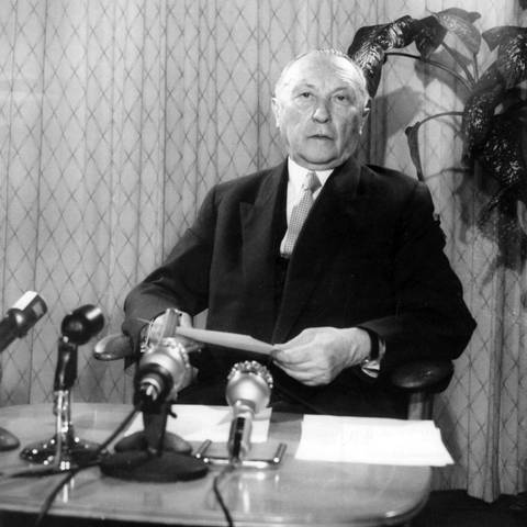 Bundeskanzler Konrad Adenauer am 08.04.1959 in einer Rundfunk- und Fernsehansprache. (Foto: picture-alliance / Reportdienste, Kurt Rohwedder)