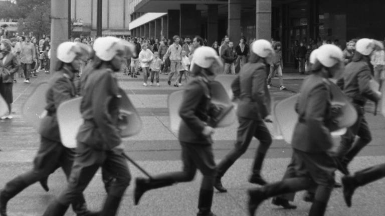 Polizisten gehen in Leipzig 1989 gehen "Zusammenrottungen" vor.  (Foto: picture-alliance / Reportdienste, Volkmar Heinz)