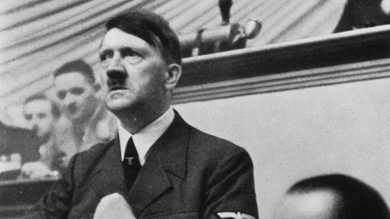 Reichskanzler Adolf Hitler gibt am 1. September 1939 um 10 Uhr vor dem Reichstag in Berlin eine Erklärung ab, in der er den Angriff mit polnischen Übergriffen motiviert.  (Foto: picture-alliance / Reportdienste, picture-alliance / akg-images)