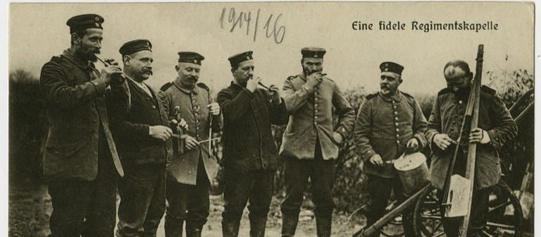 Soldaten mit improvisierten Musikinstrumenten, um 1915 (Foto: Haus der Geschichte Baden-Württemberg/Inv.-Nr. 2012/0576)