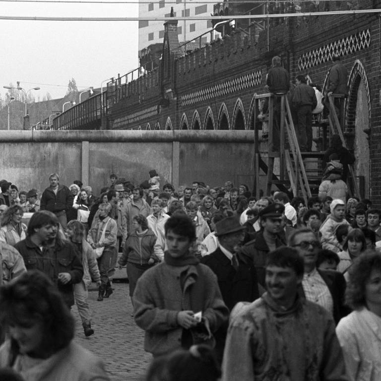 DDR-Bürger strömen im Schatten der Oberbaumbrücke am Grenzübergang Warschauer Straße in den Westen (November 1989) (Foto: IMAGO, imago/Jochen Tack)