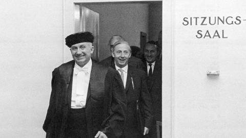 Bundesverfassungsgericht stoppt 1961 das von Adenauer geplante Deutschland-Fernsehen. Im Vordergrund der Anwalt der Bundesregierung, Philipp Möhring. (Foto: picture-alliance / Reportdienste, Heinz-Jürgen Goettert)