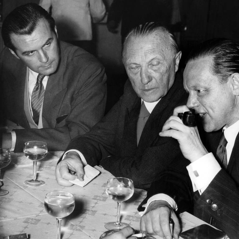Bundeskanzler Konrad Adenauer auf dem CDU-Parteitag im Oktober 1951 in Karlsruhe im Gespräch mit einem Journalisten (Foto: picture-alliance / Reportdienste, dpa)