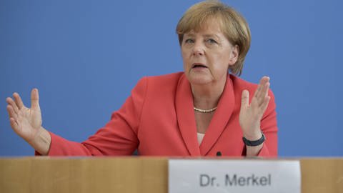 imago images  photothek (Foto: IMAGO, Bundeskanzlerin Angela Merkel (CDU) am 31.8.2015 in Berlin. Auf der Pressekonferenz zu aktuellen Themen der Innen- und Außenpolitik fällt das Zitat Wir schaffen das. Es bezieht sich auf die Aufgaben, die die Vielzahl der Flüchtlinge mit sich bringt.)