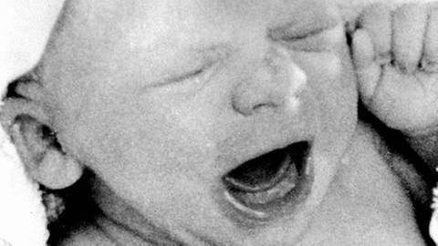 Das erste Retortenbaby Louise Joy Brown kurz nach ihrer Geburt im Juli 1978 (Foto: picture-alliance / dpa, picture-alliance / dpa - John Stillwell)
