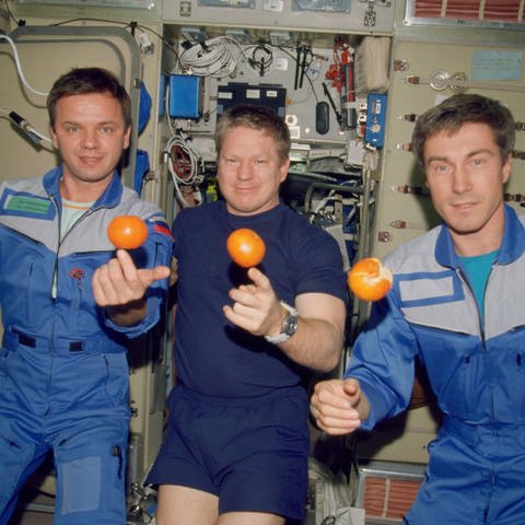 Die erste internationale Besatzung der ISS im Dezember 2000: Yuri P. Gidzenko, William M. Shepherd und Sergei K. Krikalev (v.l.) (Foto: IMAGO, imago images / UPI Photo)