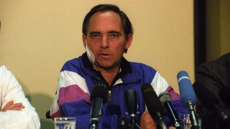Wolfgang Schäuble im November 1990 bei einer Pressekonferenz in der Reha-Klinik, gezeichnet von dem am 12. Oktober auf ihn verübten Attentat (Foto: IMAGO, imago images / sepp spiegl)