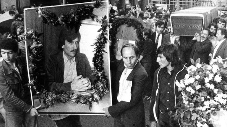 Trauerzug für Kemal Altun mit Bild des Verstorbenen und Sarg in Berlin (Foto: picture-alliance / dpa, picture-alliance / dpa -)