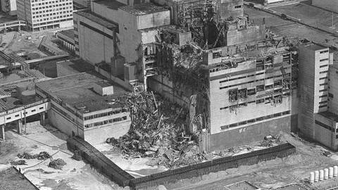Der zerstörte Reaktorblock 4 inTschernobyl am 15.5.1986 (Foto: IMAGO, IMAGO / Eastnews / Russia)