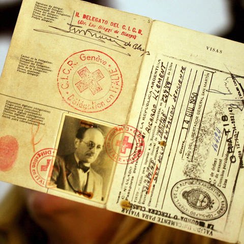 Der gefälschte Pass, den der hochrangige Nazi Adolf Eichmann alias "Ricardo Klement" bei seiner Einreise nach Argentinien verwendete; gezeigt im Holocaus-Museum von Buenos Aires (Foto: picture-alliance / Reportdienste, picture-alliance/ dpa | Cezaro_De_Luca)