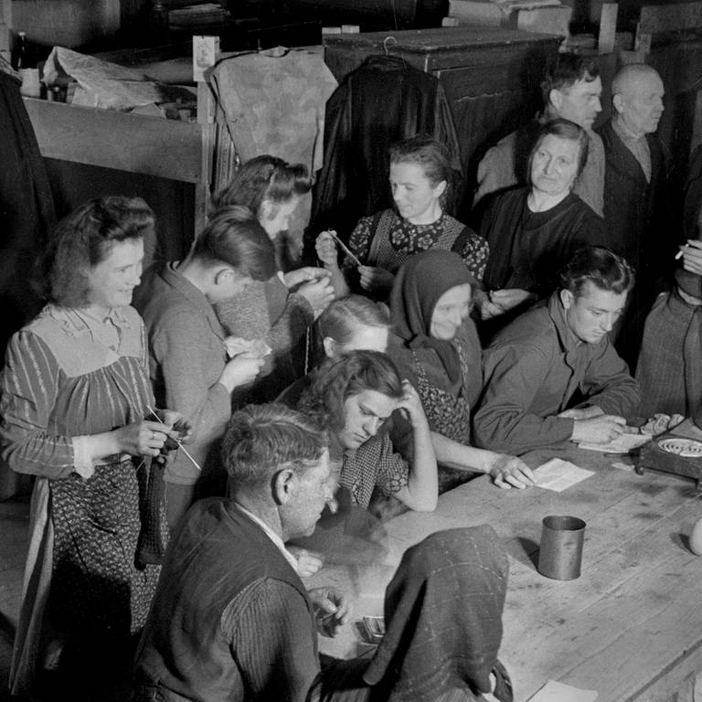 Flüchtlinge in der Baracke 5 im Wohnlager Allach-Ost  München am 27.4.1949 (Foto: IMAGO, IMAGO / Rolf Poss)