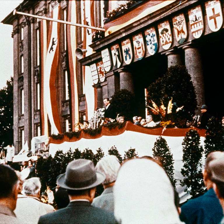 Protestkundgebung am Schöneberger Rathaus im August 1961 kurz nach dem Mauerbau. Der Regierende Bürgermeister Willy Brandt hält eine Rede. (Foto: picture-alliance / Reportdienste, picture alliance / akg-images | akg-images)
