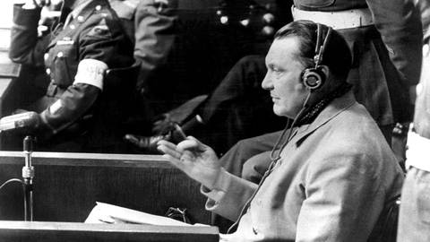 Der ehemalige Reichsmarschall Hermann Göring sagt am 13.3.1946 vor dem Internationalen Militärgericht im Nürnberger Gerichtssaal aus (Foto: picture-alliance / Reportdienste, picture-alliance/ dpa | dpa)