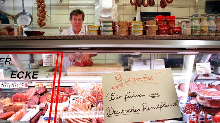 Mit einem Schild "Garantie – Wir führen nur Deutsches Rindfleisch" an der Fleischtheke möchte eine Metzgerei in Frankurt ihren Kunden die Angst vor importiertem, BSE-verseuchtem Fleisch nehmen (1.7.1994) (Foto: picture-alliance / Reportdienste, (c) dpa - Bildarchiv)
