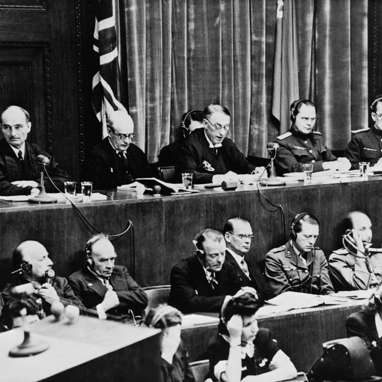 Nürnberger Kriegsverbrecherprozess vor dem alliierten Militaertribunal: Urteilsverkündung am 10.1946. Die Richterbank im Justizpalast während der Verlesung der Urteilsbegründung. V.l.n.r.: Wolchkow, Nikitschenko (UdSSR), Birkett, Lawrence (GB) und Biddle (USA). (Foto: picture-alliance / Reportdienste, picture-alliance / akg-images | akg-images)