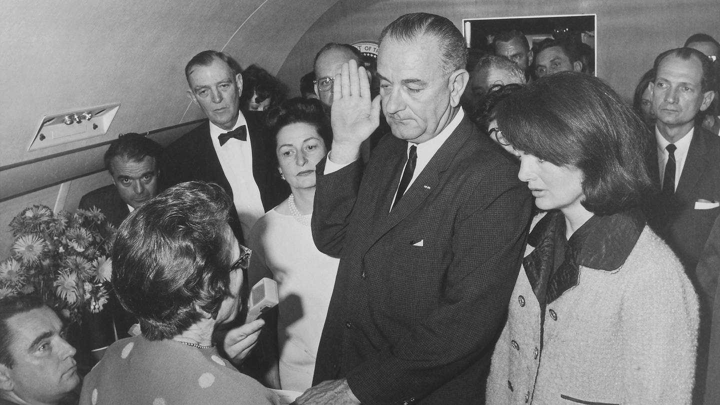 Vizepräsident Lyndon B. Johnson wird am 22. November 1963 – noch am Tag der Ermordung John F. Kennedys – an Bord der 