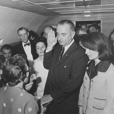 Vizepräsident Lyndon B. Johnson wird am 22. November 1963 – noch am Tag der Ermordung John F. Kennedys – an Bord der "Air Force One" vereidigt. Rechts im Bild Kennedys Witwe Jackie. (Foto digital restauriert) (Foto: IMAGO, imago images / StockTrek Images)