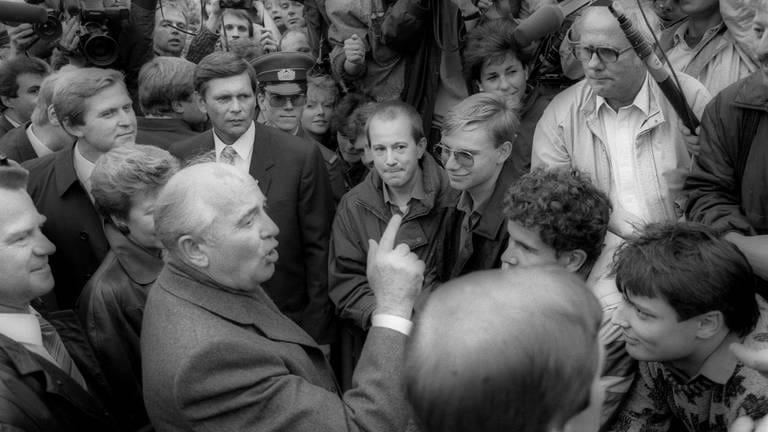 Der zu einem Staatsbesuch in der DDR weilende sowjetische Präsident Michail Gorbatschow spricht am 6.10.1989, am Vorabend des 40. Jahrestages der Gründung der DDR. auf der Straße Unter den Linden in Berlin mit Bürgern der DDR.  (Foto: picture-alliance / Reportdienste, picture-alliance/ ZB | Peer Grimm)