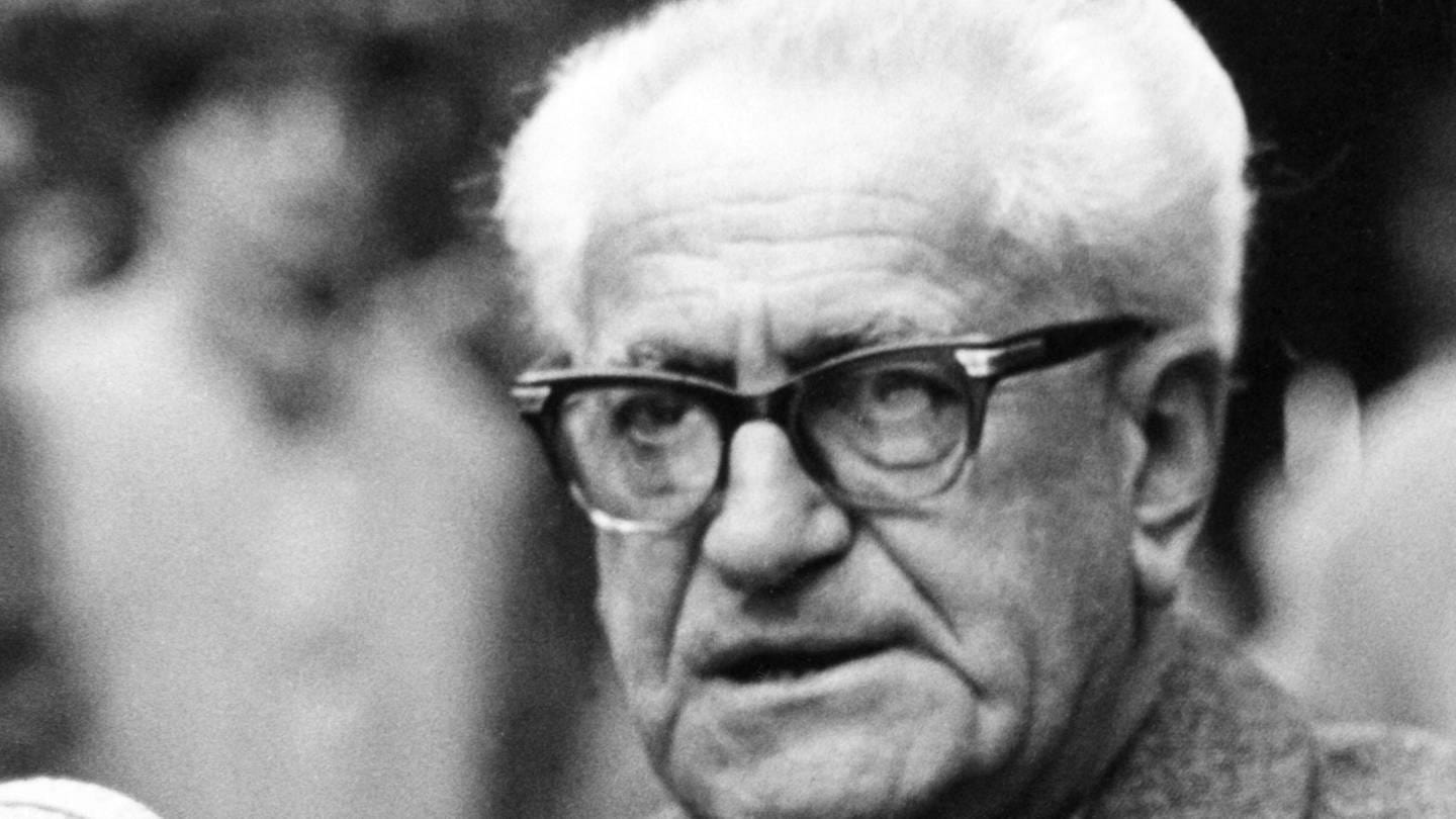 Der Richter und Staatsanwalt Fritz Bauer (1903 - 1968) war maßgeblich am Zustandekommen der Auschwitzprozesse in Frankfurt am Main beteiligt; er gab dem israelischen Geheimdienst Mossad den entscheidenden Tipp zur Ergreifung von Adolf Eichmann in Argentinien (undatiertes Foto)