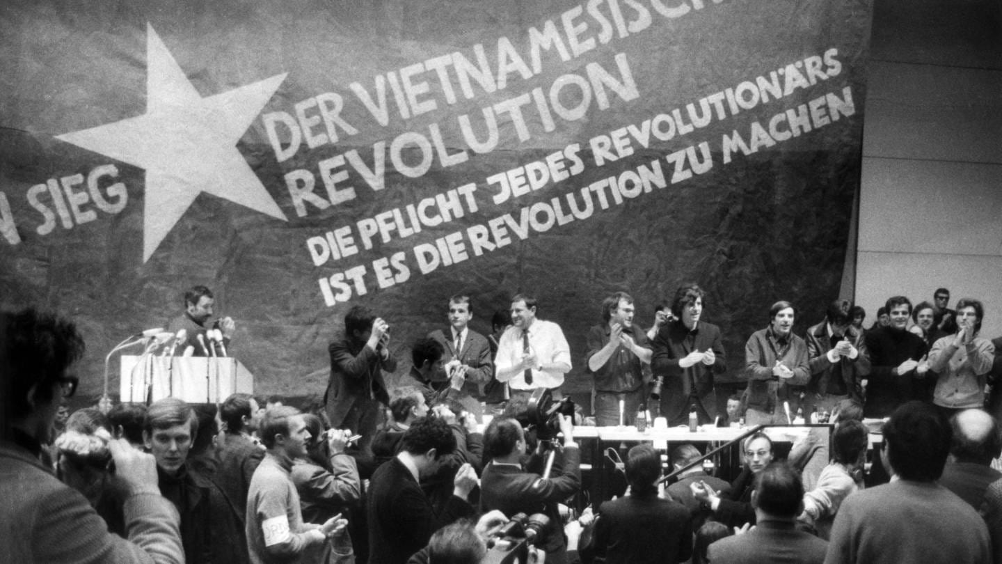17.2.1968, Berlin: Etwa 3.000 Personen, meist Studenten, nehmen an der vom Sozialistischen Deutschen Studentenbund (SDS) durchgeführten 