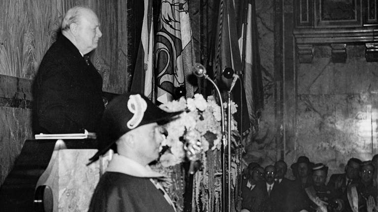 Der britische Premierminister Winston Churchill, aufgenommen im Jahr 1946 bei einer Rede in der Aula der Universität Zürich (Foto: picture-alliance / Reportdienste, picture-alliance / dpa | Ringier)