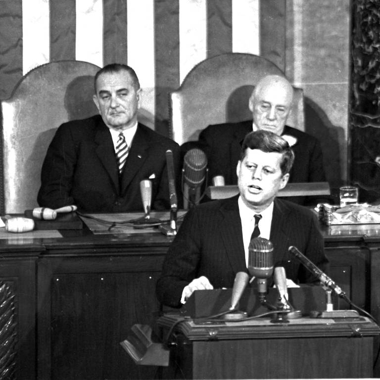 Präsident John F. Kennedy spricht am 25. Mai 1969 über die Mondmission im Kongress, der das teure Vorhaben genehmigen muss (Foto: IMAGO, imago images / ZUMA Wire)