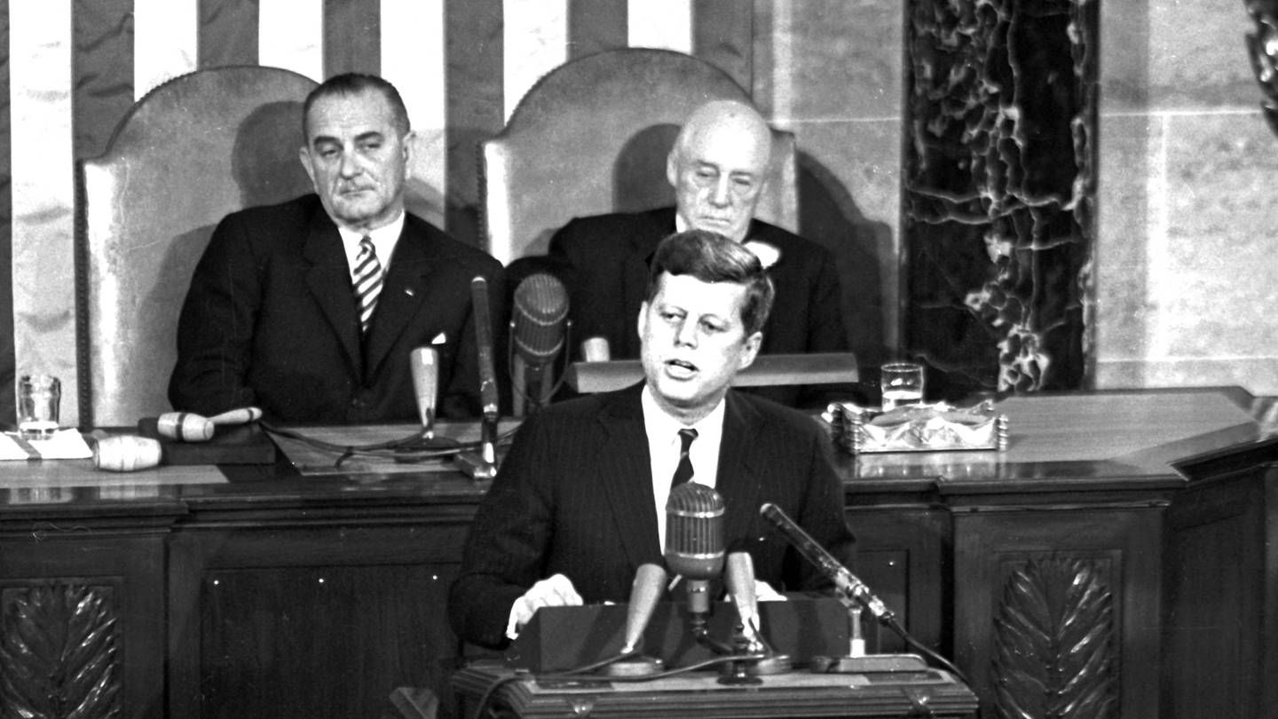 Präsident John F. Kennedy spricht am 25. Mai 1969 über die Mondmission im Kongress, der das teure Vorhaben genehmigen muss (Foto: IMAGO, imago images / ZUMA Wire)