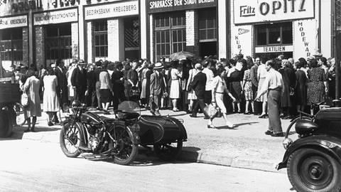 Währungsreform 1948: Vor Berliner Banken und Sparkassen bilden sich lange Schlangen (Foto: picture-alliance / Reportdienste, picture-alliance / akg-images | akg-images)