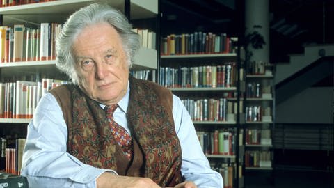 Ralf Giordano (1923 - 2014), Journalit und Schriftsteller, 1998 vor einem Bücherregal sitzend (Foto: IMAGO, imago images / teutopress)