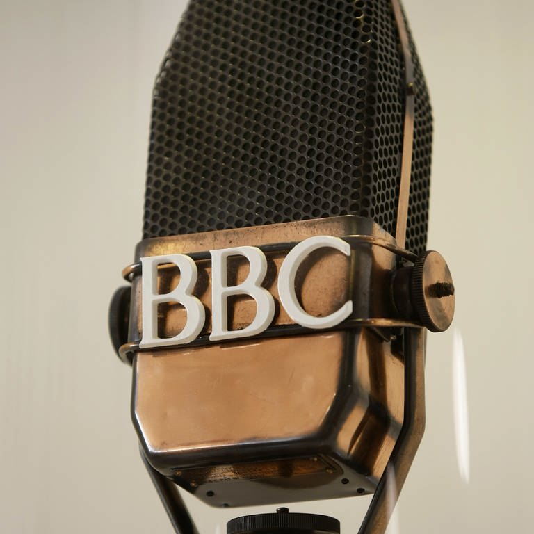 Altes Mikrofon der BBC (Foto: picture-alliance / Reportdienste, picture alliance / Photoshot)