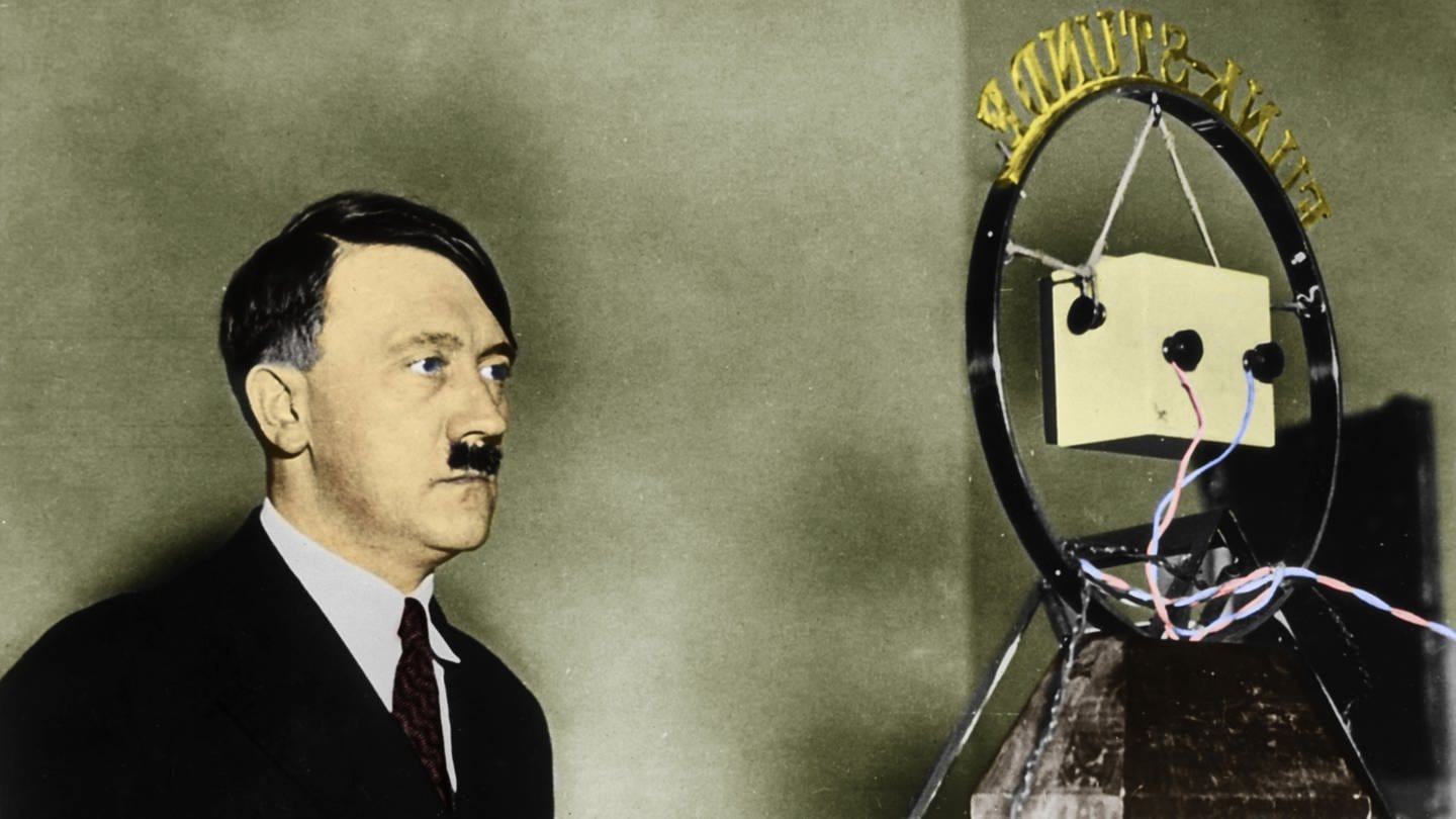 Erste Rundfunkrede des Reichkanzlers Adolf Hitler. Er verliest am 1. Februar 1933 am Mikrofon den im Kabinett beschlossenen 