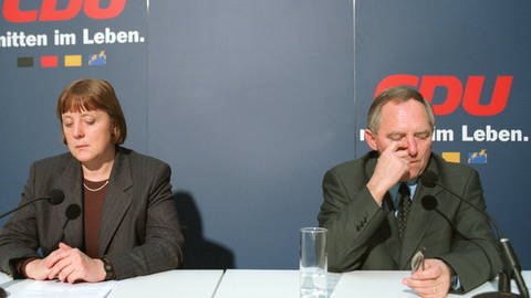 Wolfgang Schaeuble, CDU-Parteivorsitzender, und Angela Merkel, CDU-Generalsekretaerin, bei einer Pressekonferenz am  11.1.2000 in Berlin (Foto: IMAGO, imago stock&people)