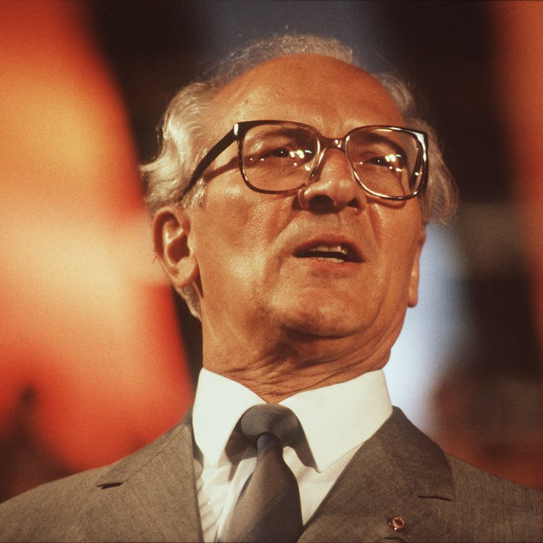 Staats-und Parteichef Erich Honecker auf einem FDJ-Festival 1989 (Foto: picture-alliance / Reportdienste, picture-alliance / Sven Simon)