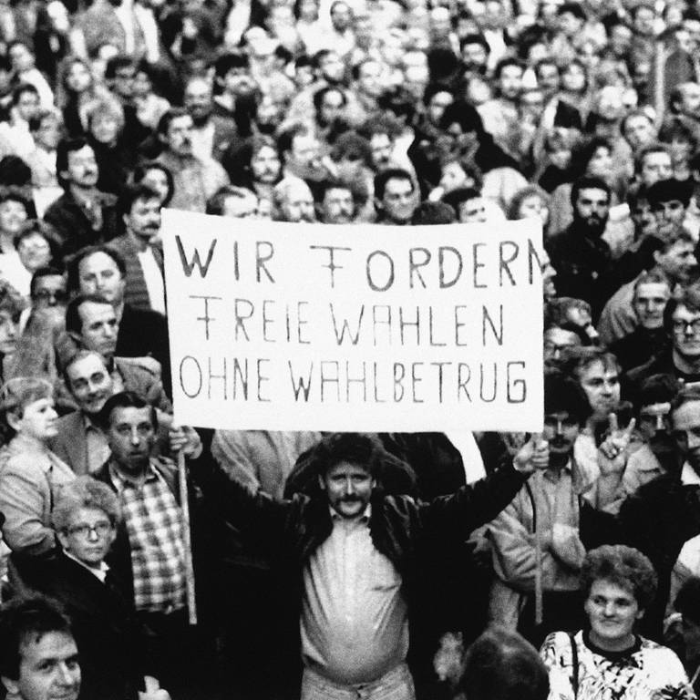 Montagsdemonstration in Leipzig am 24. Oktober 1989 mit ca. 300.000 Teilnehmern (Foto: picture-alliance / Reportdienste, picture alliance/AP Images)