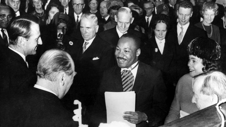 König Olav V und Kronprinz Harald gratulieren Martin Luther King zum Friedensnobelpreis am 11. Dezember 1964 in Oslo (Foto: IMAGO, imago/ZUMA Press)