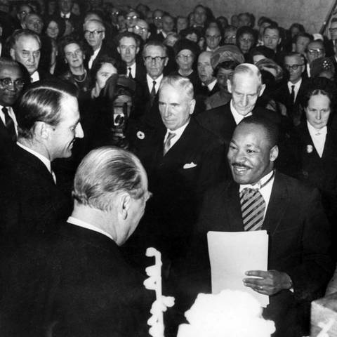 König Olav V und Kronprinz Harald gratulieren Martin Luther King zum Friedensnobelpreis am 11. Dezember 1964 in Oslo (Foto: IMAGO, imago/ZUMA Press)