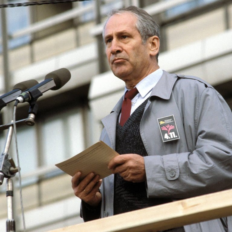 Markus Wolf, Generaloberst des Ministeriums für Staatssicherheit, hält während der Protestkundgebung auf dem Alexanderplatz in Berlin am 4.11.1989 eine Rede (Foto: IMAGO, imago/Gueffroy)