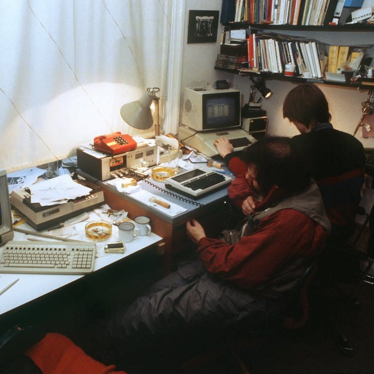 Wau Holland (links) und Steffen Wernery vom "Chaos Computer Club" in Hamburg an ihren Computern im November 1984. Um zu demonstrieren, dass das BTX-System der Post nicht ohne Fehlerquellen ist, haben Mitglieder des Clubs mit Infos über die Hamburger Sparkasse, die zufällig im System "herumirrten", die Bank mit 135.000 D-Mark zu ihren Gunsten belastet. (Foto: picture-alliance / Reportdienste, (c) dpa - Bildarchiv)