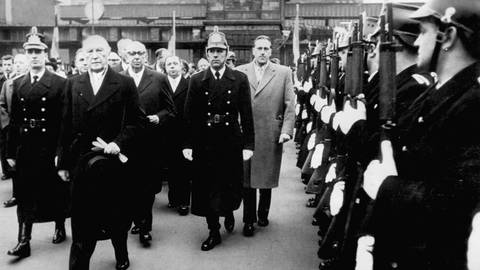 Bundeskanzler Konrad Adenauer (2.v.l.) schreitet am 1. Januar 1957 die Polizeihundertschaft ab, hinter ihm der Ministerpräsident der Saarregierung, Hubert Ney (Foto: picture-alliance / Reportdienste, picture-alliance/ dpa | dpa)