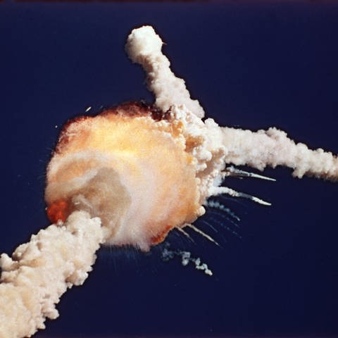 Das Space Shuttle Challenger explodiert kurz nach dem Abheben vom Kennedy Space Center in Florida. Alle sieben Besatzungsmitglieder starben bei der Explosion am 28. Januar 1986 (Foto: picture-alliance / Reportdienste, picture alliance / AP Photo | Bruce Weaver)