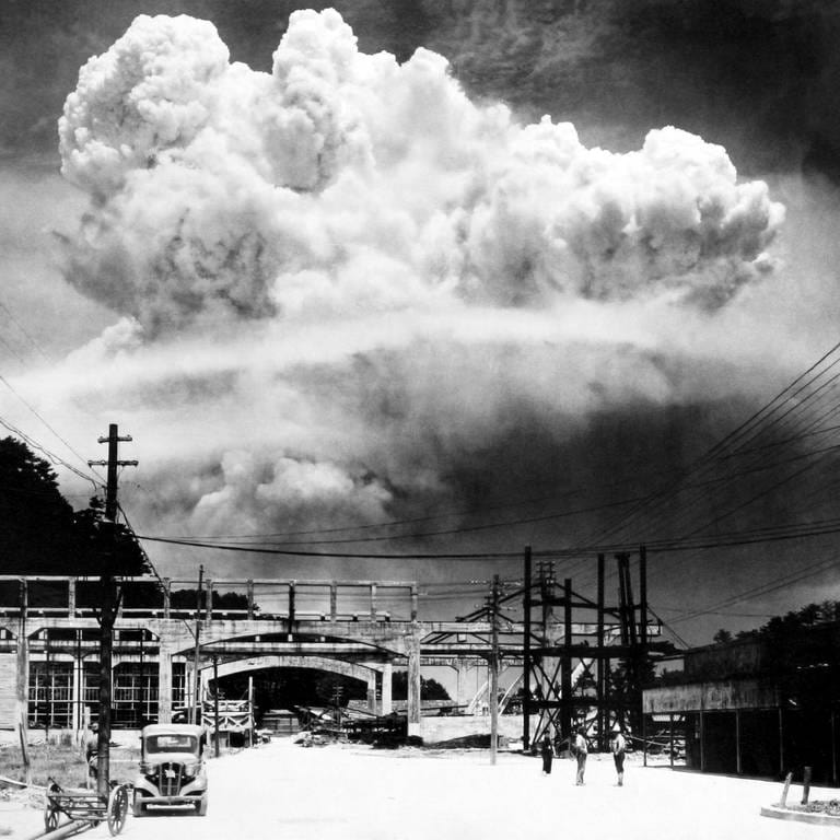 Atomwolke über Nagasaki am 9 August 1945; US-Streitkräfte hatten eine mächtige Atombombe mit dem Spitznamen "Fat Man" auf die japanische Stadt abgeworfen (Foto: IMAGO, IMAGO / StockTrek Images)
